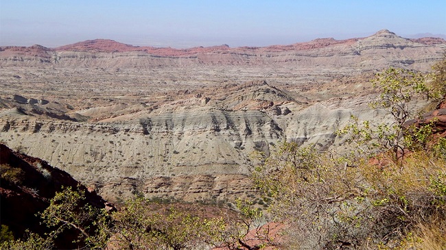 Panorámica que muestra la extensión de los afloramientos de las Formaciones Los Rastros, Ischigualasto y Los colorados en el Cerro Bola, provincia de La Rioja.